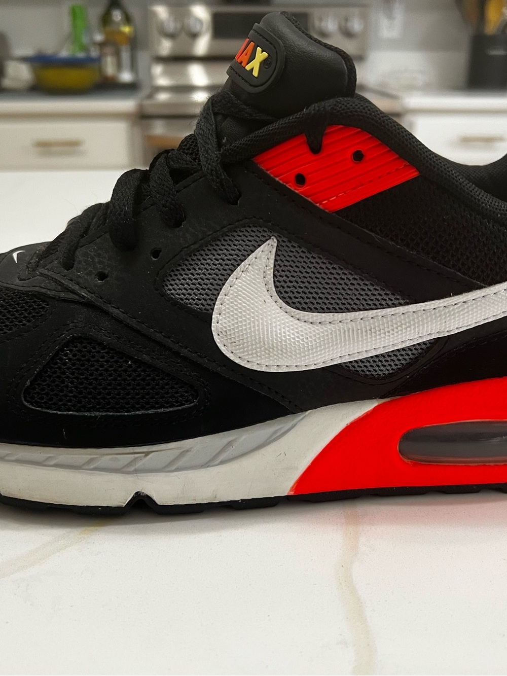Nike Air Max Ivo Black Crimson Men’s Size 9 Running Shoes 580518-016 - Picture 2 of 10